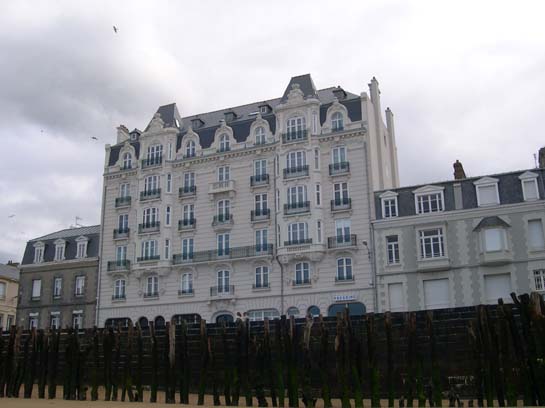  bel immeuble le long de la plage du Sillon